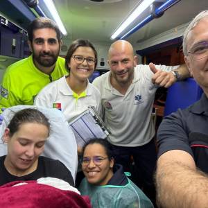 Bebé nasce dentro de ambulância dos Bombeiros de Paço de Arcos