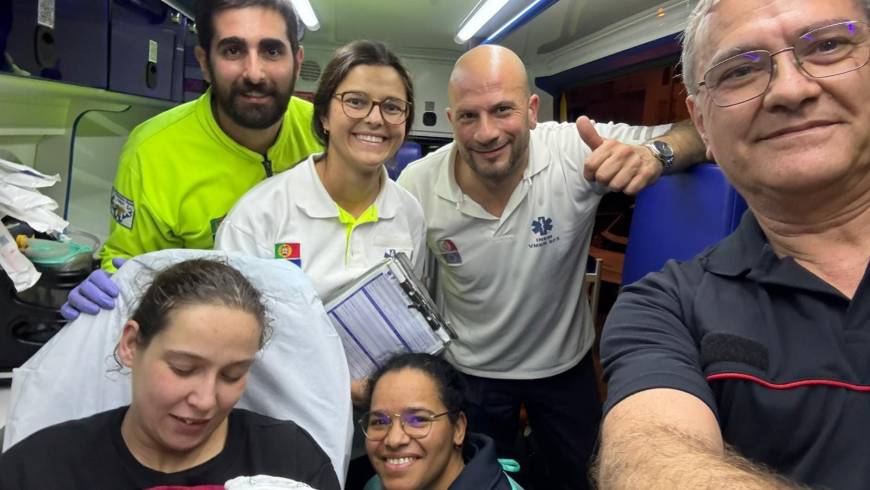 Bebé nasce dentro de ambulância dos Bombeiros de Paço de Arcos